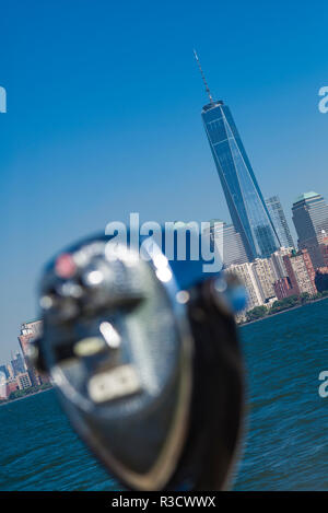 Stati Uniti d'America, New York City, la parte inferiore di Manhattan, binoculare e la libertà Torre da Ellis Island Foto Stock