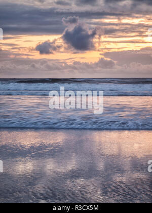 Stati Uniti d'America, Oregon, Firenze. I riflessi del tramonto al molo nord Beach Foto Stock