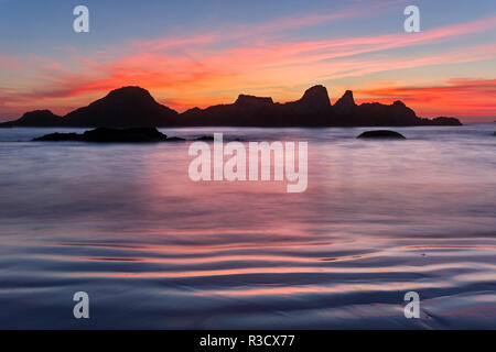 Seastack al tramonto, dalla guarnizione Rock State Park, Oregon Foto Stock