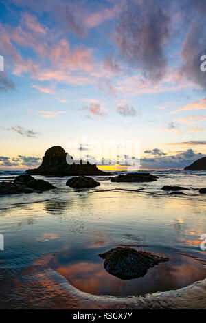 La spiaggia e il mare di pile al tramonto, Indian Beach, Ecola State Park, Oregon Foto Stock