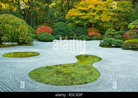 Appartamento giardino dal padiglione, Portland Giardino Giapponese, Portland, Oregon, Stati Uniti d'America Foto Stock