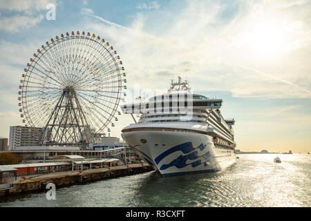 Osaka in Giappone - novembre8,2018 : Princess Cruises luxuri nave di crociera approccio sul porto di tempozan osaka Foto Stock