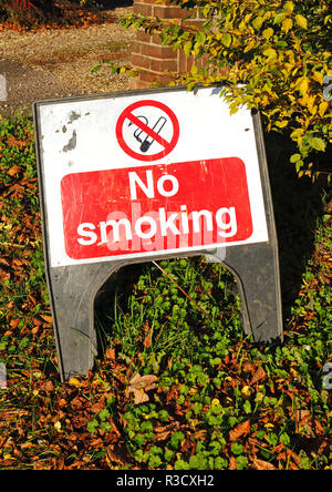 Un No Smoking segno per il sospetto di una perdita di gas in una zona residenziale. Foto Stock