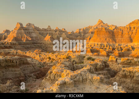 Stati Uniti d'America, Sud Dakota, Parco nazionale Badlands. Alba sulle formazioni erose. Credito come: Cathy e Gordon Illg Jaynes / Galleria / DanitaDelimont.com Foto Stock