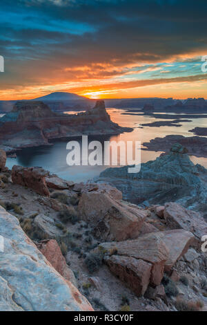 Alba sul Padre baia del Lago Powell, Utah. Foto Stock