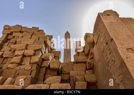 Colonne e cielo blu nella grande hypostyle hall presso il tempio di Amon-Re a Karnak, Egitto, 22 Ottobre 2018 Foto Stock