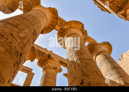 Colonne e cielo blu nella grande hypostyle hall presso il tempio di Amon-Re a Karnak, Egitto, 22 Ottobre 2018 Foto Stock