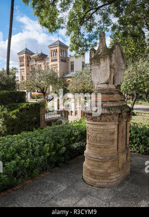 María Luisa Park, con il Museo delle Arti e Tradizioni Popolari di Siviglia in background, Plaza de America, Siviglia, in Andalusia, Spagna Foto Stock