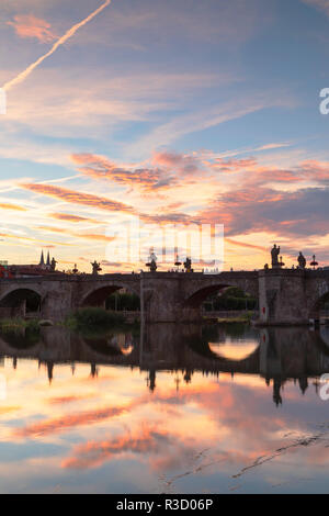 Il vecchio ponte principale al tramonto, Wurzburg, Baviera, Germania Foto Stock