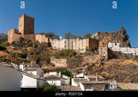 Vista panoramica con la Yedra Castello (XI secolo). Cazorla. Provincia di Jaen. Regione dell'Andalusia. Spagna. Europa Foto Stock