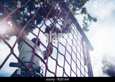 Militare arrampicata corda durante la corsa a ostacoli Foto Stock
