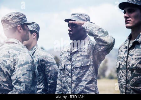 Istruttore militare di dare alla formazione militare Foto Stock