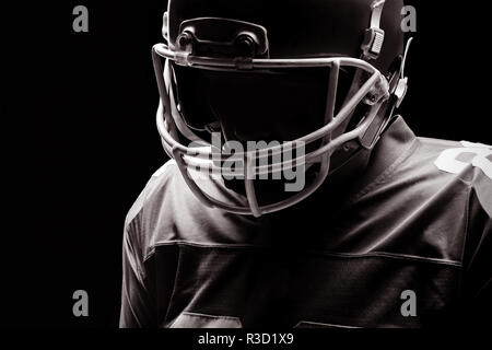 Giocatore di football americano in piedi con il rugby helmat Foto Stock