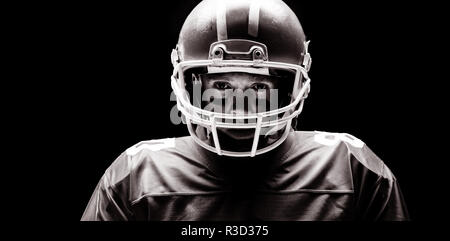 Giocatore di football americano in piedi con il rugby helmat Foto Stock