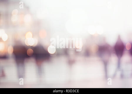 Abstract di sfocatura dello sfondo persone, sagome di irriconoscibile la gente a camminare su una strada Foto Stock