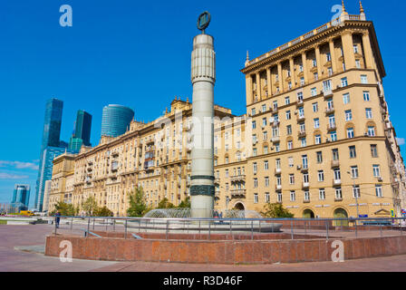 Fontana del terzo anello di trasporto su una piazza al di sopra del terzo anello stradale, con le porte della città edificio, Kutuzovsky Prospekt Mosca, Russia Foto Stock