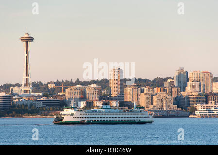 Stati Uniti d'America, WA, Seattle. Elliott Bay waterfront. Bainbridge ferry approcci nella parte anteriore del Space Needle Foto Stock
