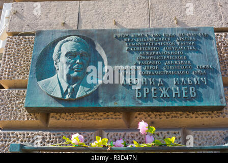 Lapide di Leonid Brezhnev, il leader dell Unione Sovietica, al di fuori della sua ex residenza, Kutuzovsky Prospekt Mosca, Russia Foto Stock