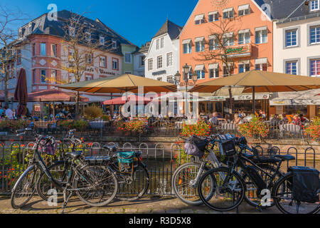 Città di Saarburg sul fiume Saar, parco naturale Saar-Hunsrück, circondato da vigneti, principalmente Riesling, Renania-Palatinato, Germania Foto Stock