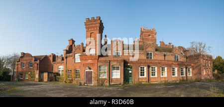 Panoramica di Masseys follia, un raffinato stile vittoriano edificio in mattoni costruito da Thomas Hackett Massey, nel villaggio di superiore di Farringdon, Hampshire, Regno Unito Foto Stock