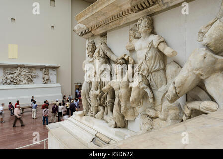 Berlino. Germania. Pergamon Museum. Altare di Pergamon. Gigantomachy fregio, west pannello. Costruito durante il regno di re Eumenes II nel primo semestre del Foto Stock