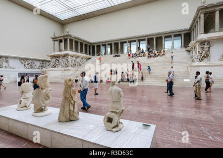 Berlino. Germania. Pergamon Museum. La ricostruzione del grande altare di Pergamon aka Pergamon altare. Costruito durante il regno di re Eumenes II in Foto Stock