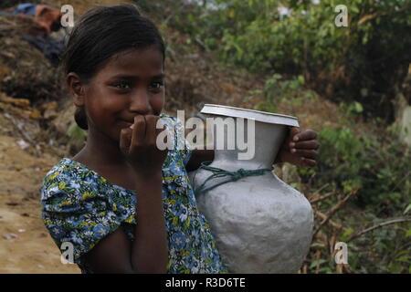 Cox's Bazar, Bangladesh: rifugiati Rohingya visto in un campo di rifugiati in Ukhia, Cox's Bazar, Bangladesh il 26 settembre 2017. Il mondo più grande campo di rifugiati in Bangladesh dove più di un milione di Rohingya persone vivono in bambù e e telone foglio. Più di mezzo milione di rifugiati Rohingyas dal Myanmar è stato di Rakhine, sono fuggiti in Bangladesh dal mese di agosto 25, 2017 secondo l ONU. © Rehman Asad/Alamy Stock Photo Foto Stock