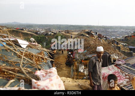 Cox's Bazar, Bangladesh: rifugiati Rohingya visto in un campo di rifugiati in Ukhia, Cox's Bazar, Bangladesh il 26 settembre 2017. Il mondo più grande campo di rifugiati in Bangladesh dove più di un milione di Rohingya persone vivono in bambù e e telone foglio. Più di mezzo milione di rifugiati Rohingyas dal Myanmar è stato di Rakhine, sono fuggiti in Bangladesh dal mese di agosto 25, 2017 secondo l ONU. © Rehman Asad/Alamy Stock Photo Foto Stock