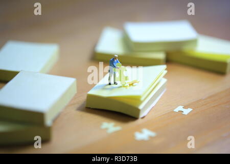 Puzzle man con il memo Foto Stock