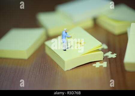 Puzzle man con il memo Foto Stock