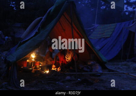 Cox's Bazar, Bangladesh: rifugiati Rohingya visto in un campo di rifugiati in Ukhia, Cox's Bazar, Bangladesh il 26 settembre 2017. Il mondo più grande campo di rifugiati in Bangladesh dove più di un milione di Rohingya persone vivono in bambù e e telone foglio. Più di mezzo milione di rifugiati Rohingyas dal Myanmar è stato di Rakhine, sono fuggiti in Bangladesh dal mese di agosto 25, 2017 secondo l ONU. © Rehman Asad/Alamy Stock Photo Foto Stock