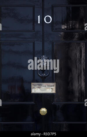 La principale porta di ingresso al n. 10 di Downing Street, la porta di ingresso per la residenza dell'attuale Primo ministro britannico Theresa Maggio, Whitehall, London, Regno Unito Foto Stock