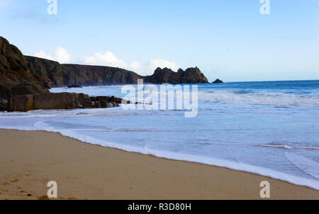 Porthcurno spiaggia vista vuota con cielo blu, Cornwall, Regno Unito. Foto Stock