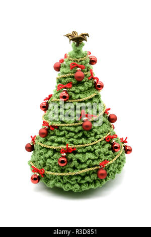 Crochet albero di Natale isolato con sfere e ornamenti. fatti di lana di colore verde. Foto Stock