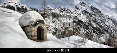 Tetto di uno chalet cowred con neve. Case Alpine sotto la neve Foto Stock