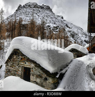 Tetto di uno chalet cowred con neve. Case Alpine sotto la neve Foto Stock