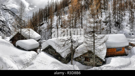 Tetto di uno chalet cowred con neve. Case Alpine sotto la neve Foto Stock