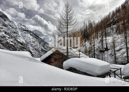 Tetto di uno chalet cowred con neve. Case Alpine sotto la neve Foto Stock