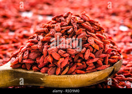 Essiccati goji berry, frutta secca di bacche rosse, medicina cinese, cibo sano e pieno di vitamina super concept Foto Stock