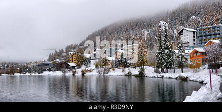 Panorama di Sankt Moritz (Saint Moritz, San Maurizio) città in Engadina, alpi svizzere, durante il periodo invernale Foto Stock