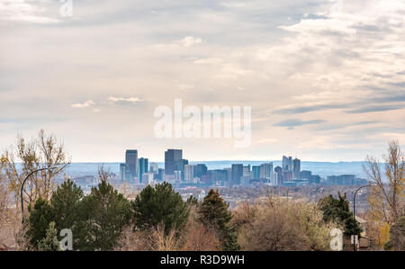 Vista del centro di Denver attraverso la zona residenziale di alberi Foto Stock