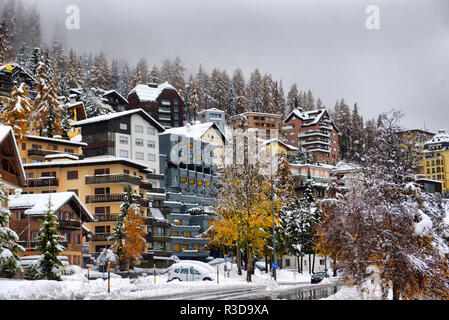 Panorama di Sankt Moritz (Saint Moritz, San Maurizio) città in Engadina, alpi svizzere, durante il periodo invernale Foto Stock