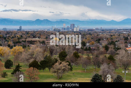 Denver Cityscape durante una giornata di HAze nella stagione autunnale Foto Stock