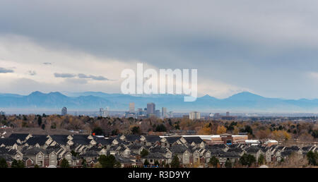 Downtown Denver edifici alti con zona residenziale in primo piano Foto Stock