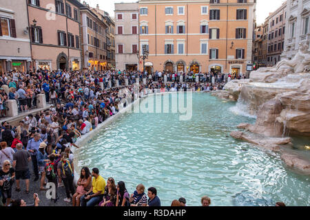 I turisti ed i visitatori si radunano intorno alla famosa fontana di Trevi nel centro di Roma,Lazio,Italia Foto Stock