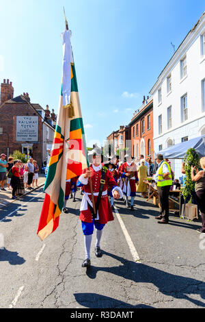 Faversham hop festival. La parata. Banda Trommelfluit portando la sfilata con il suo alfiere nella parte anteriore direttamente a piedi verso il visualizzatore. Foto Stock