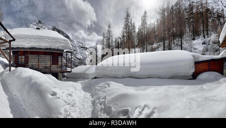 Tetto di uno chalet cowred con neve. Case Alpine sotto la neve Foto Stock