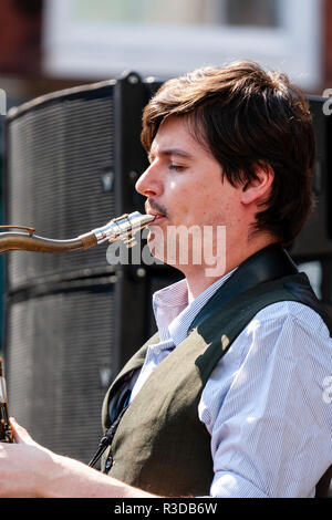 Faversham Hop Festival 2018, Invicta Jazz Orchestra sul palco. Lone sassofonista in piedi sul bordo della fase di eseguire solo numero musicale. Close up Foto Stock