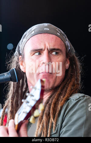 Faversham Hop Festival 2018, cantante da Ben Russell e la Charmers sul palco. Uomo caucasico con dreadlock capelli stile suonando la chitarra. Foto Stock