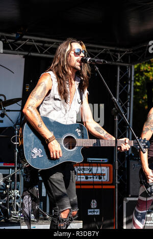 Faversham Hop Festival 201. Gruppo Rock Collateral UK esibirsi sul palco. Cantante Angelo Tristan indossando occhiali da sole di cantare e suonare la chitarra. Foto Stock